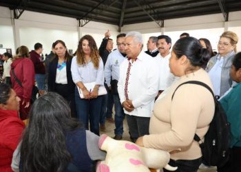 SEP estatal atiende escuelas afectadas por lluvias en la Sierra Norte