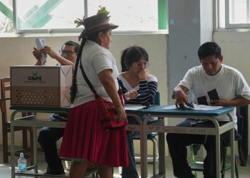 Fujimori lidera conteo y perfila segunda vuelta