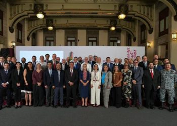 Gobierno acuerda bajar diésel a 27 pesos por litro